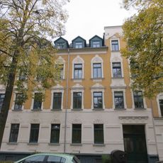 Mietshaus in geschlossener Bebauung mit Vorgarten Gustav-Adolf-Straße 32