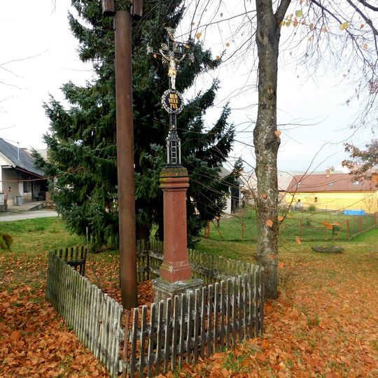 Kříž u zvoničky v Chýšce