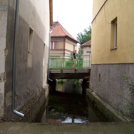 Most Nádražní ulice přes náhon ve Volyni