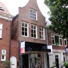 Pand met eenvoudige gevel met ingezwenkte zijkanten