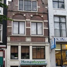 Pand met tot puntgevel gewijzigd trapgeveltje