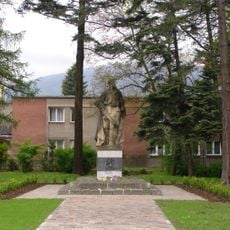 Pomník padlých se sochou partyzána