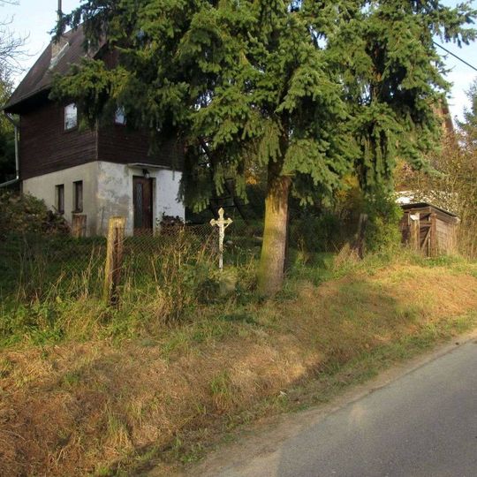 Kříž západně od Bělčic u zahrad
