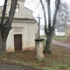 Kříž u kaple v Drchkově