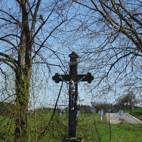 Kříž na kruhovém objezdu u Oltyně