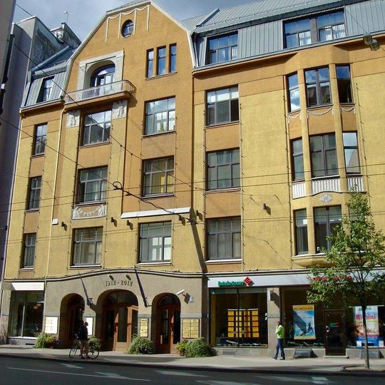 Īres nams ar veikaliem