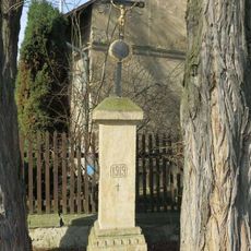 Kříž u potoka v obci Vchynice