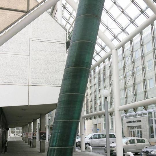 Skleněný obelisk v kolonádě u Domu kultury v Teplicích