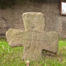 Mord- und Sühnekreuz (Steinkreuz) sowie Eiche vor dem Friedhof Dorfstraße -