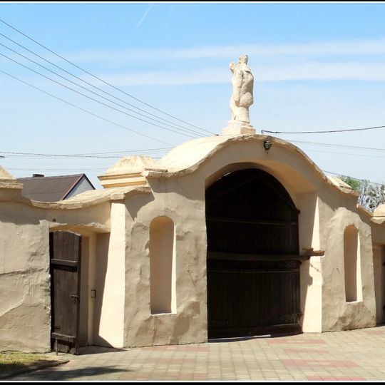 Brama w murze kościelnym kościoła św. Stanisława w Żytowiecku