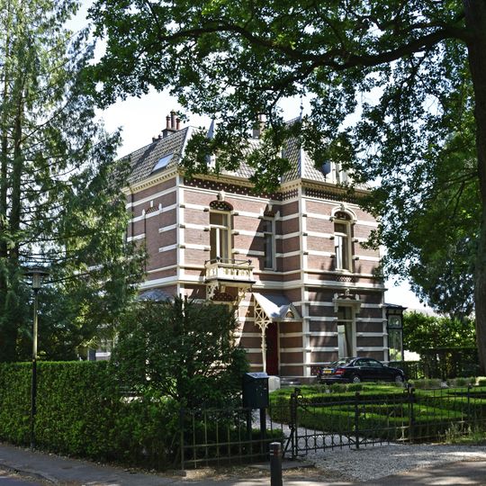 Villa "Vitihof" met hekwerk