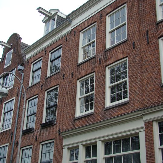 Pand met halsgevel met gedeelde vleugelstukken en volutenafdekking