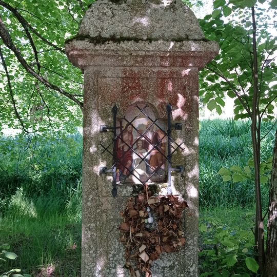 Chapel with a niche and a cross in Radčice