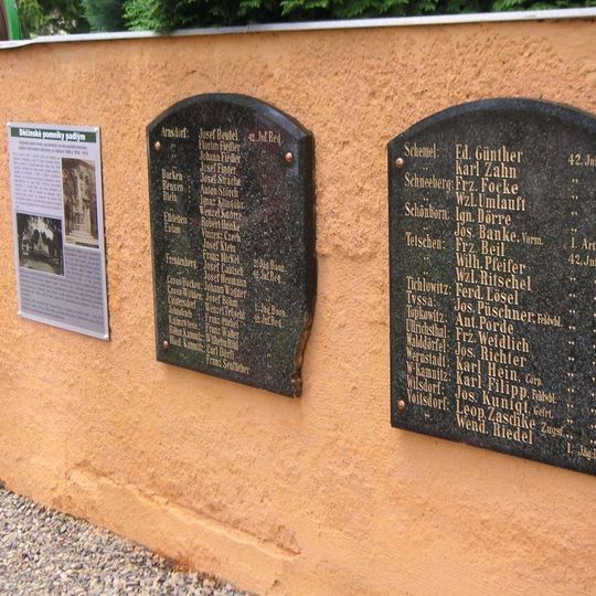 Pomník padlým na zdi hřbitova u kostela sv. Václava a Blažeje v Děčíně
