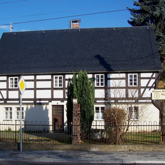 Wohnstallhaus, Seitengebäude und Handschwengelpumpe Pulsnitztalstraße 56