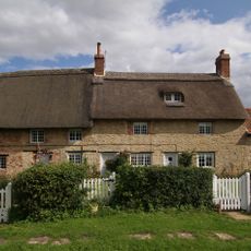 Thrupp Yard Cottages and attched outbuilding