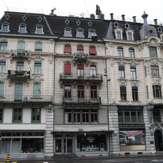 Immeuble d'habitation et de commerce