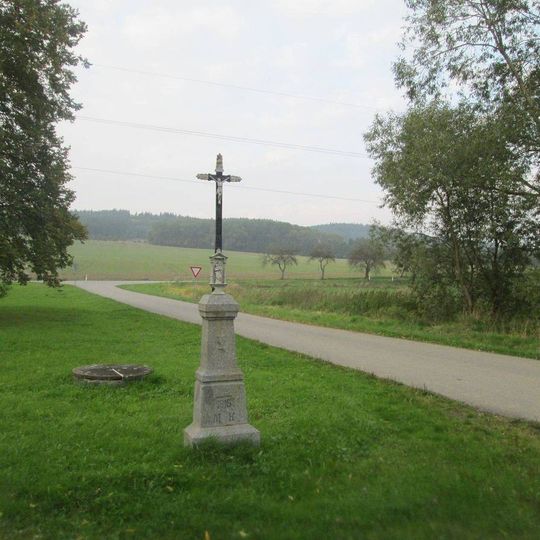Kříž severně od Zadních Ptákovic před rozcestím