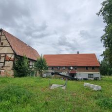 Wohnstallhaus und Seitengebäude eines ehemaligen Dreiseithofes Zur Windmühle 11