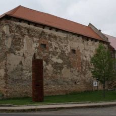 Ocelová plastika před bývalou tvrzí ve středu Nebovid