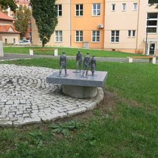 Kovová plastika Chodci u multifunkčního centra univerzity v Ústí nad Labem