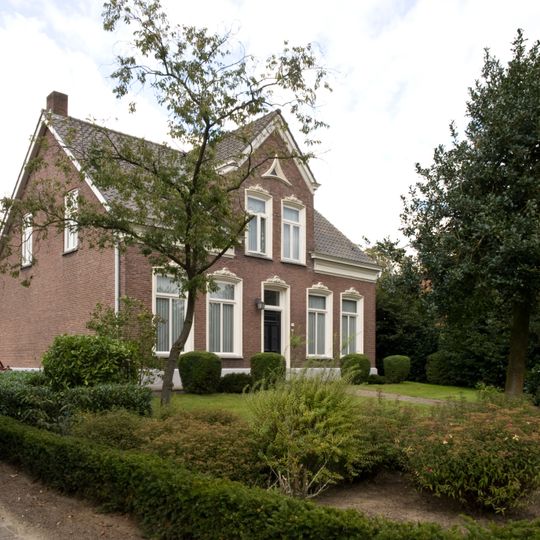 Woonhuis, vertoont kenmerken van het eclecticisme