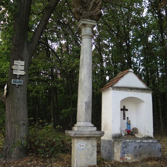 Sloup se sousoším Nejsvětější Trojice a výklenková kaple