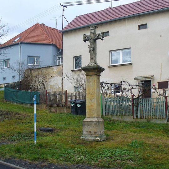 Kříž před domem 48 v Pnětlukách