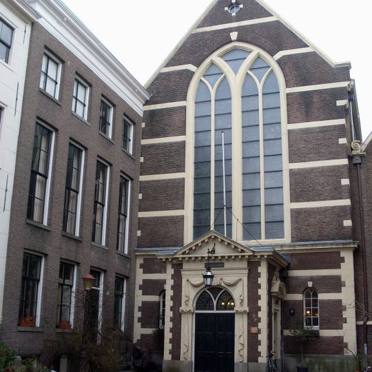 Pand met vier vensters brede gevel onder rechte lijst gaaf bewaard