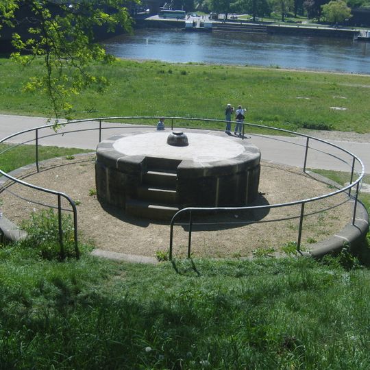 Fahnenmasten am Kundgebungsplatz am Dresdner Königsufer