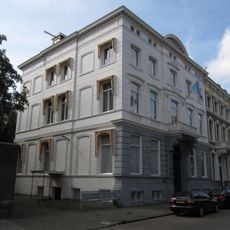 Aan drie zijden vrijstaand herenhuis in eclectische bouwstijl