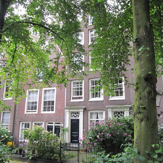 Pand met ingezwenkte halsgevel van vloeiend silhouet met twee deuromlijstingen waarin deuren en snijramen