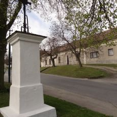 Boží muka u autobusové zastávky ve spodní části Hostína u Mělníka