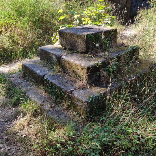 Cruzeiro existente no adro do Convento de São Francisco do Monte