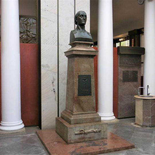 Pomník Josefa Johanna Nehra ve vstupu do pavilonu Křížového pramene v Mariánských Lázních