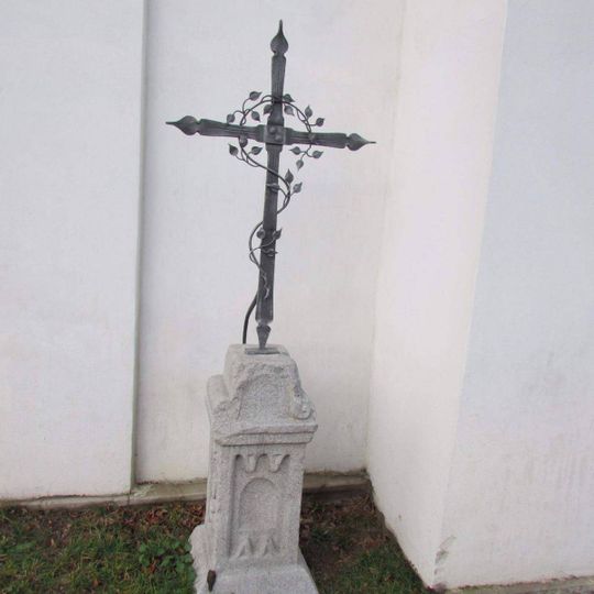 Kříž u kaple sv. Jana Nepomuckého ve Starých Břištích
