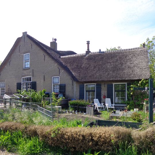 Gedeelte van een boerderij, waarvan de verschillende onderdelen een schilderachtig geheel vormen.