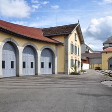 Bahnhof mit zwei Lok-Remisen