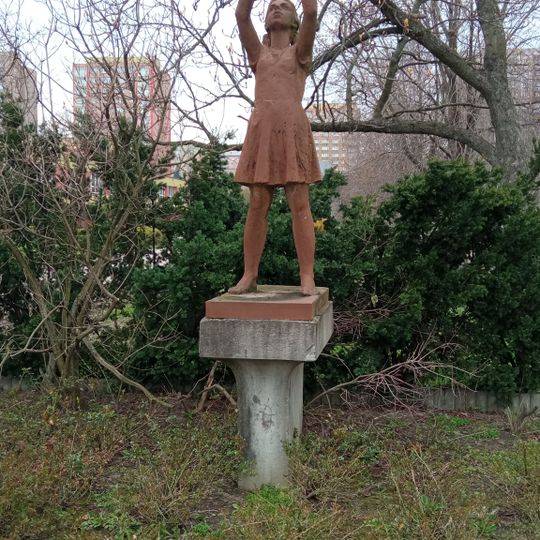 Socha Dívka s holubicí