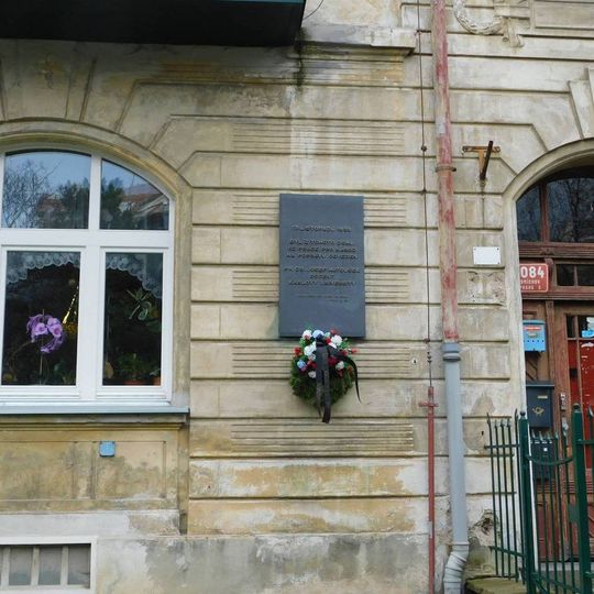 Pamětní deska Josefa Matouška na domě Švédská 1127/29 na Smíchově