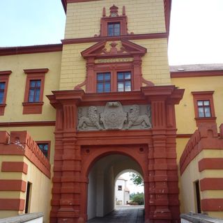 Portál zámecké brány Valdštejnů