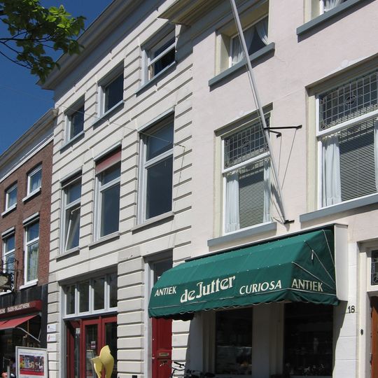 Pand met dwars schilddak en eenvoudige gepleisterde gebosseerde lijstgevel