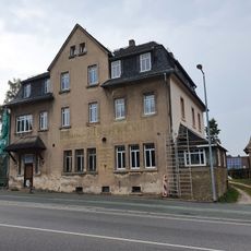 Hotel (Nr. 8) und Wartehäuschen der Mülsengrund-Bahn am Nebengebäude (Nr. 6) Dresdner Straße 6; 8