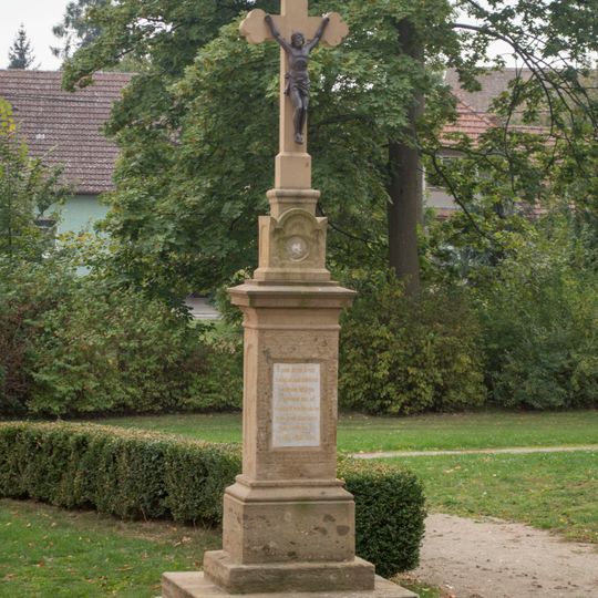 Kříž u kostela sv. Mikuláše