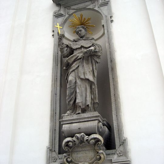 Socha svatého Vincence Ferrerského vpravo dole na průčelí kostela svatého Michala v Brně