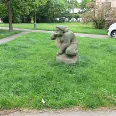 Socha Pijící žena ve Veslařské ulici v Mělníku