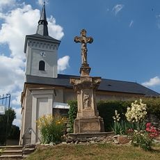 Kříž v Polici před kostelem