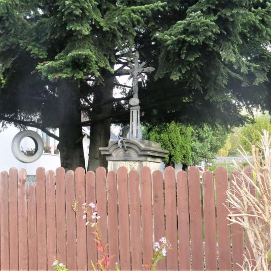 Kříž v zahradě domu 310 v Horním Podluží