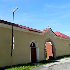 R. k. fara, múr ohradný s bránami