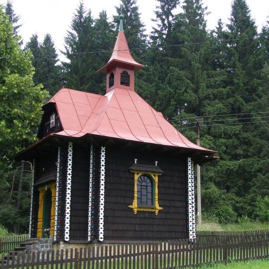 Dřevěná kaple svatého Cyrila a Metoděje u silnice v osadě Hlavatá